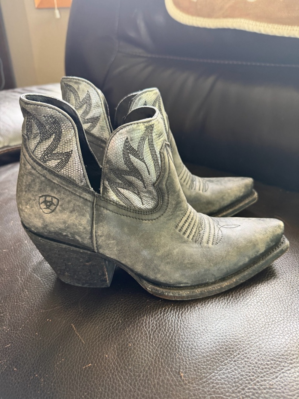Women’s Ariat Dixon Grey Suede Distressed Ankle Bootie Size 8.5b - Picture 4 of 7
